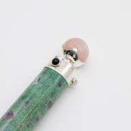 Bacchetta "Cuore Verdeggiante" 23cm - Rubino in Fuchsite e Quarzo Rosa