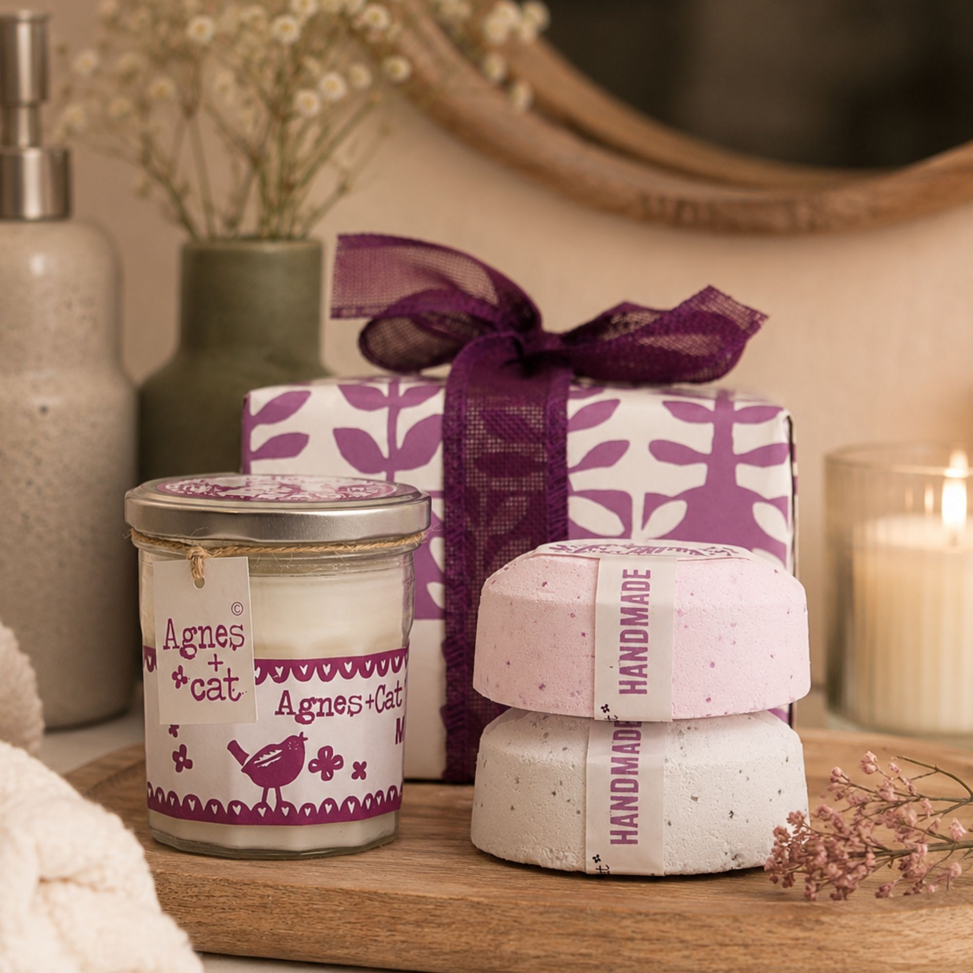 Candela e 2 Frizzanti da Bagno in Confezione Regalo Agnes + Cat