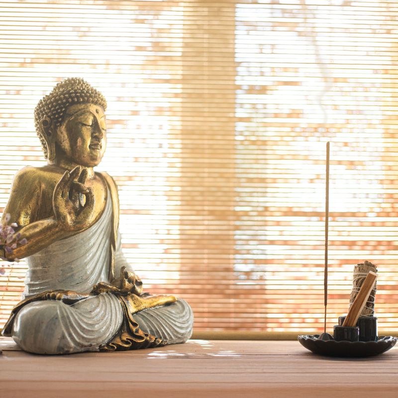 Buddha bianco e dorato - Extra grande 40 cm - Mudra Abhaya (Nessuna Paura)