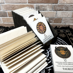 12x Taccuini Zodiacali Stile Tibetano – Formato Medio (12x8 cm) – 40 Fogli – 12 Fantasie Assortite – Con Espositore