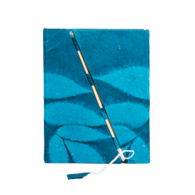 Taccuino in Carta Lokta Floreale Blu (15x12 cm) – Chiusura in Bambù - 45 Pagine