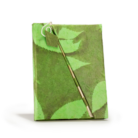 Taccuino in Carta Lokta Floreale Verde (15x12 cm) – Chiusura in Bambù - 45 Pagine